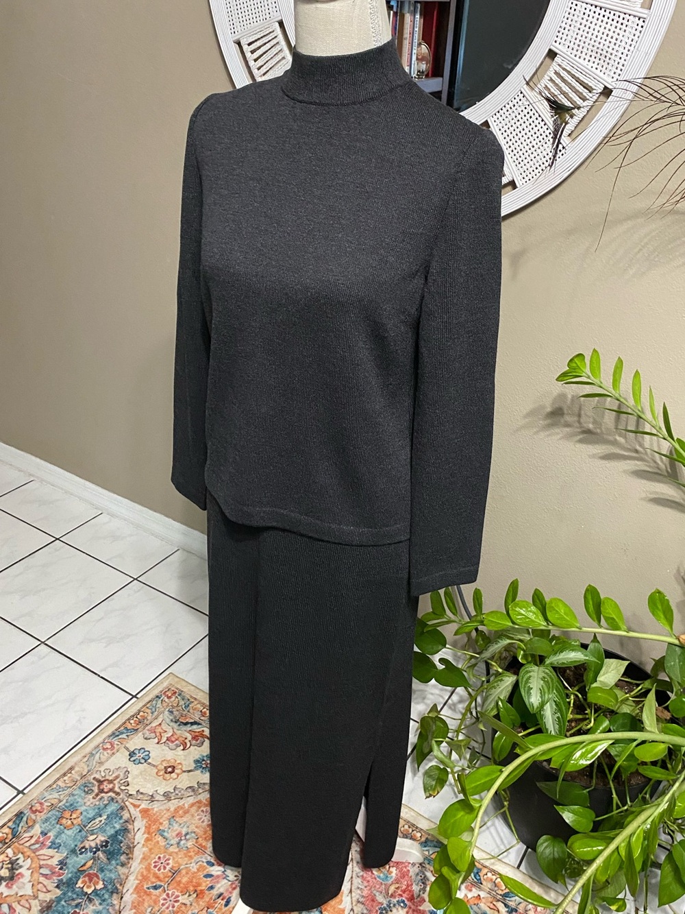St. John Charcoal Melange 2 pc Skirt Suit Mock Neck Sweater 6/Small Wool Knit